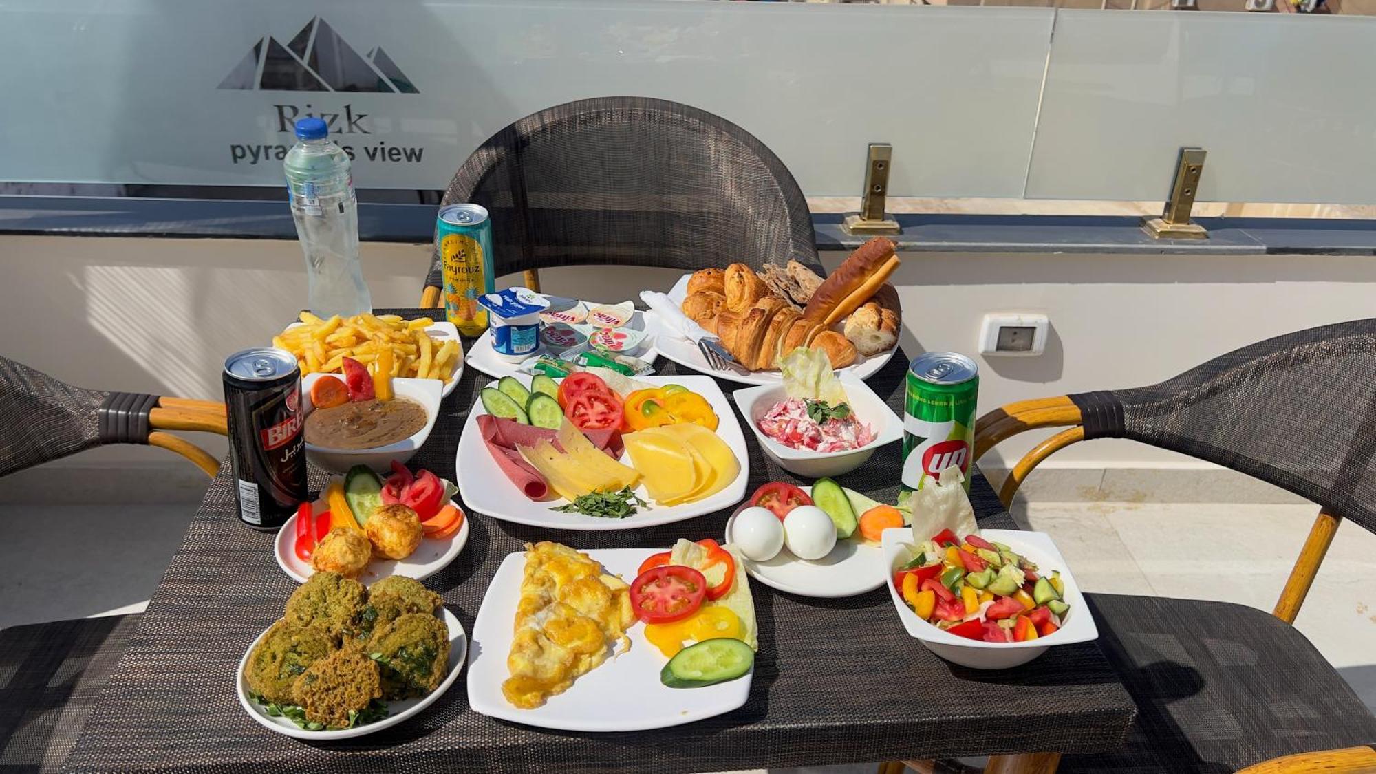 Rizk Pyramids View Hotel Kafrat al Jabal Bagian luar foto